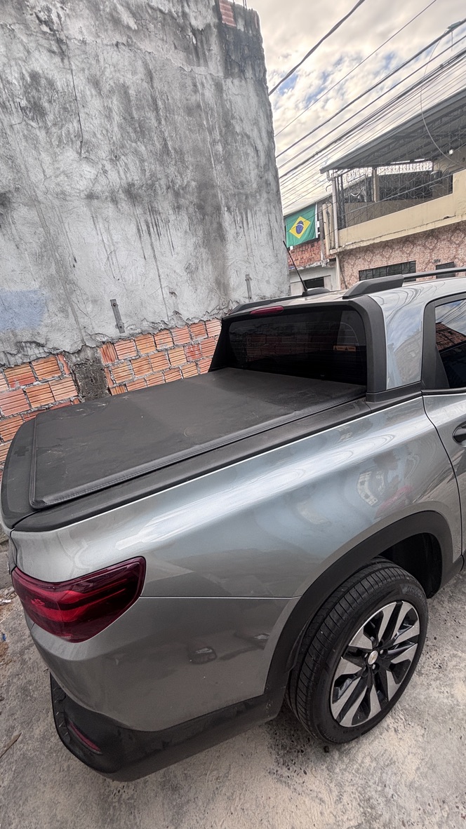 Caçamba da Montana LT com tampa rígida, pronta para carga