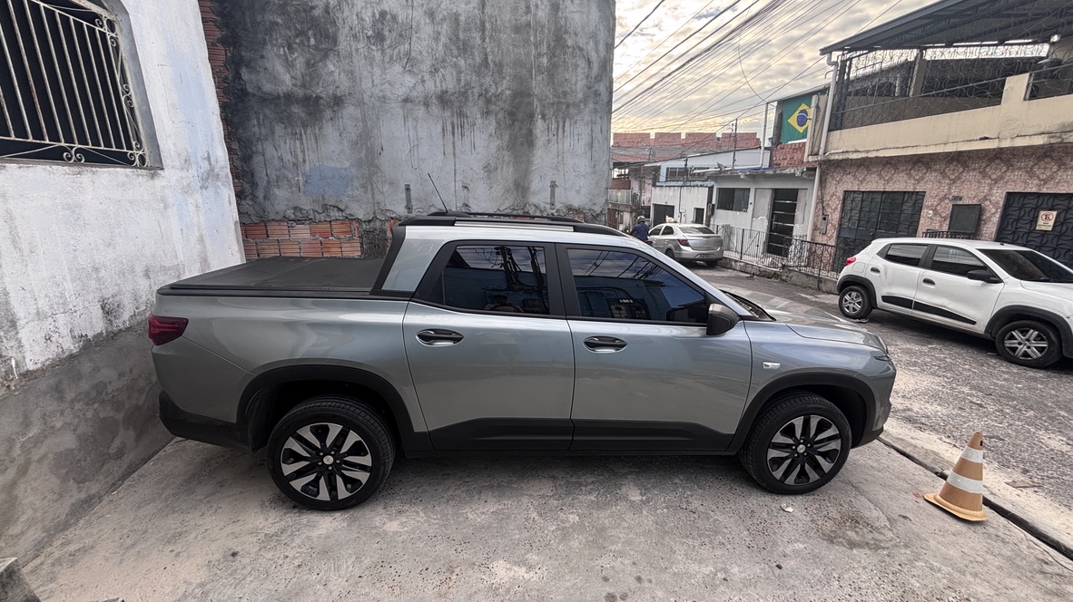 Chevrolet Montana LT cinza, vista lateral, pronta para o frete