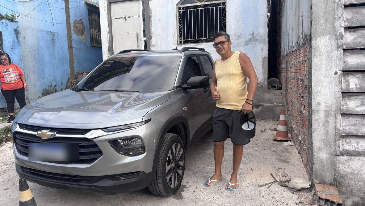 Motorista ao lado da Montana LT após uma entrega